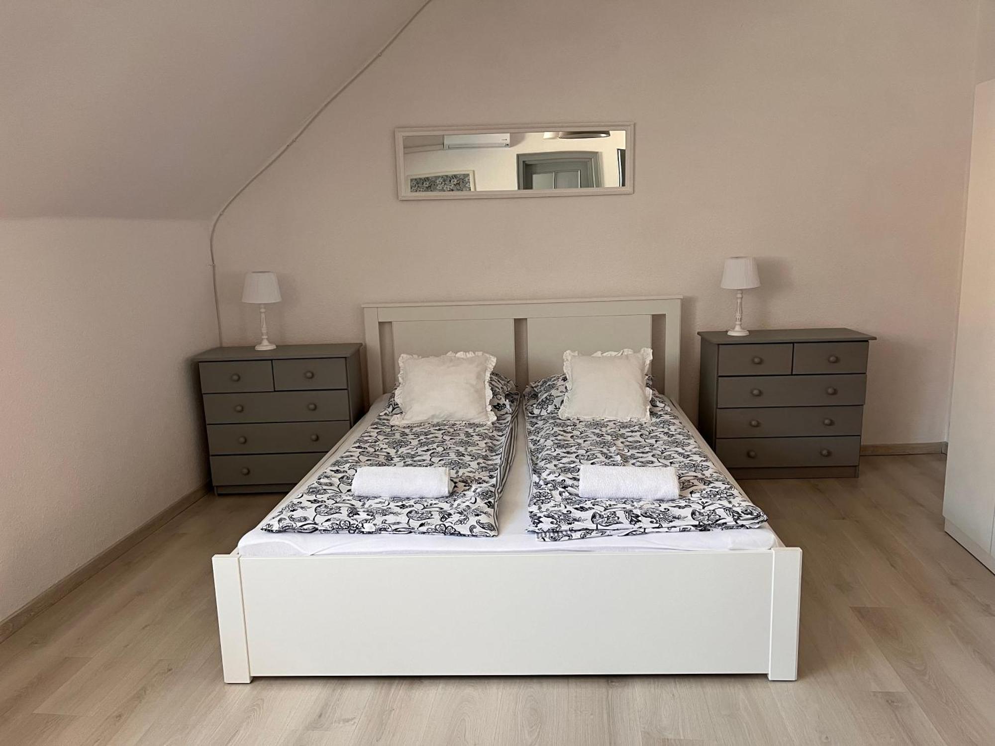 Pacsirta Apartman Grand Eger Exteriör bild