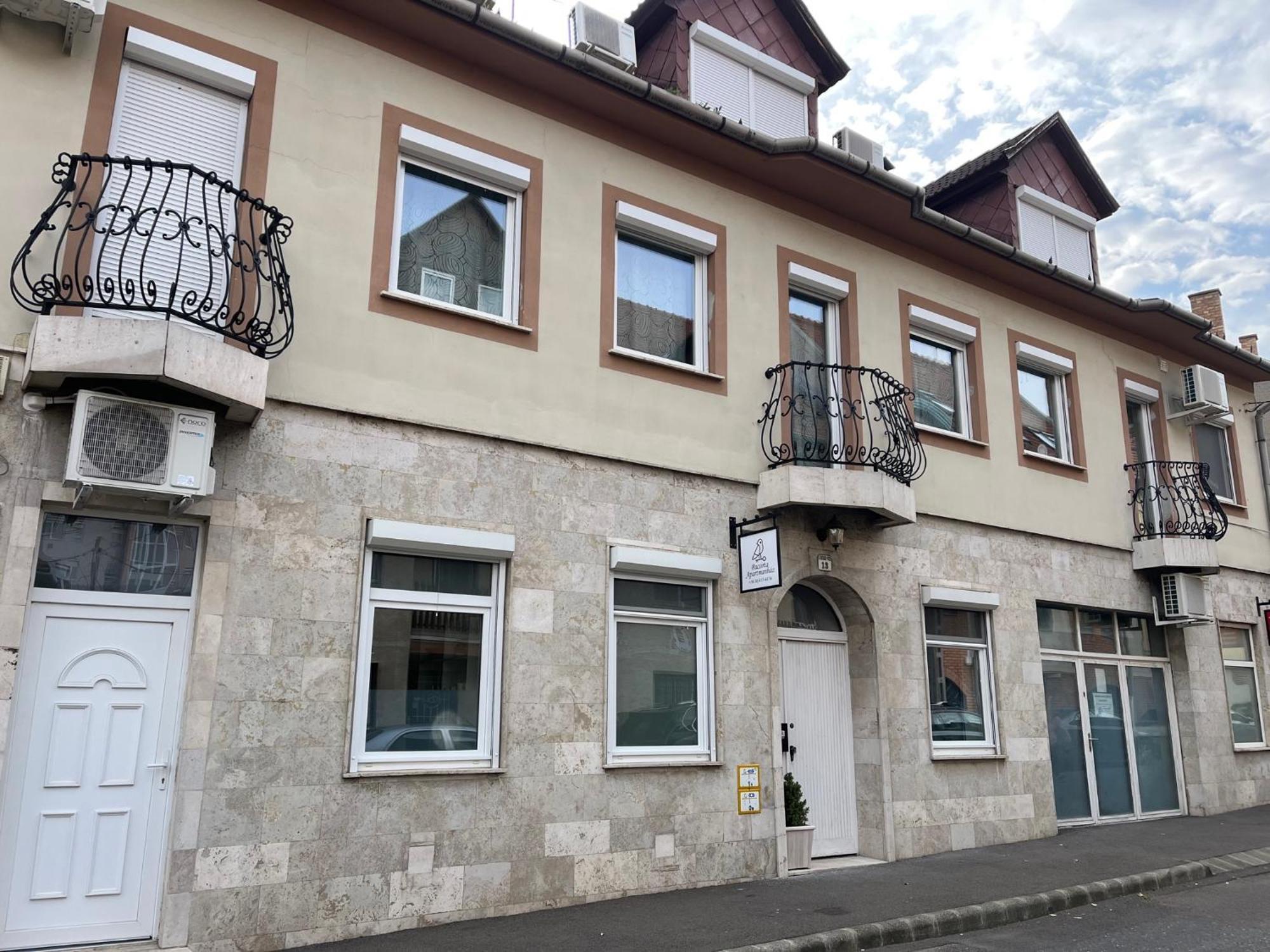Pacsirta Apartman Grand Eger Exteriör bild